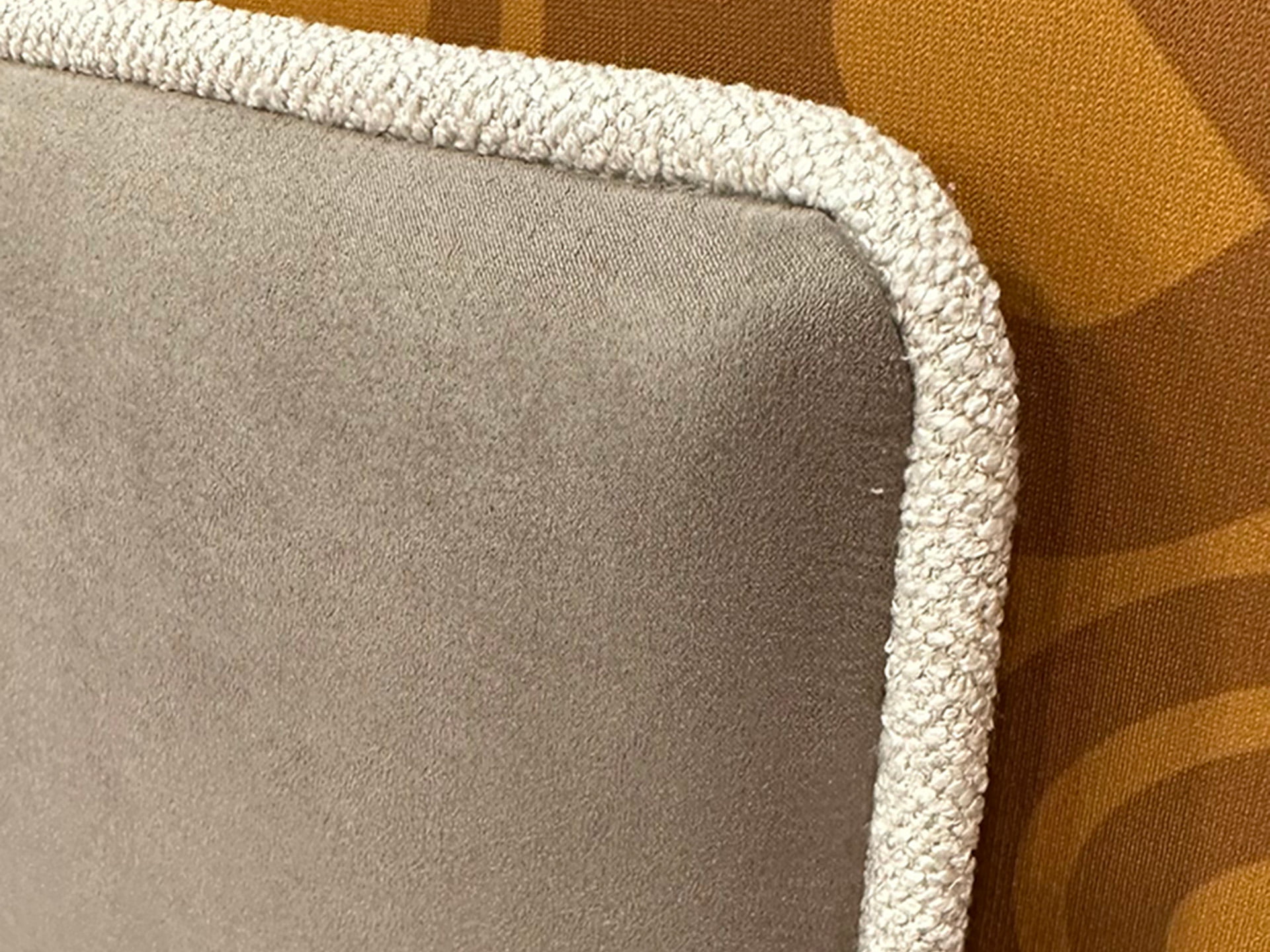 Vue en détail de la tête de lit Dunlopillo Couture